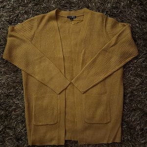 Gold cardigan with two pockets